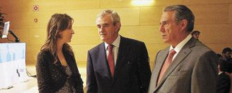 El consejero charla con la directora de Recursos Humanos