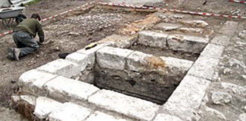 Algunas de las fosas de piedra halladas durante los trabajos. /Gabriel Gómez.