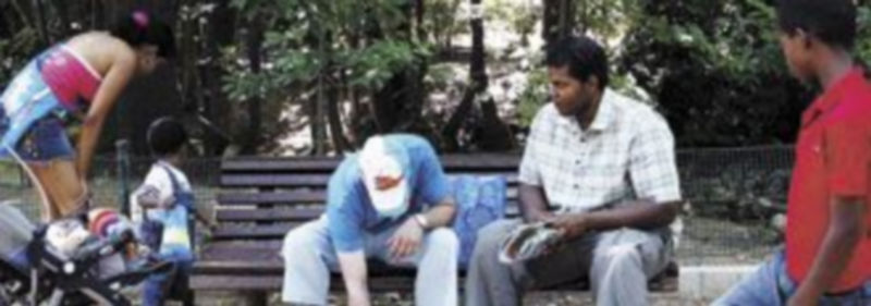 Una familia de inmigrantes juega en el Campo Grande de Valladolid. / Iical