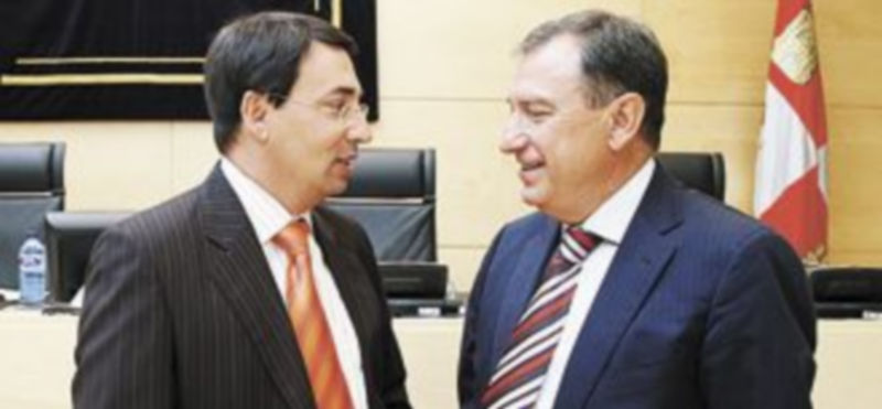 Juan José Mateos (d) conversa con al procurador socialista Fernando de Pablos