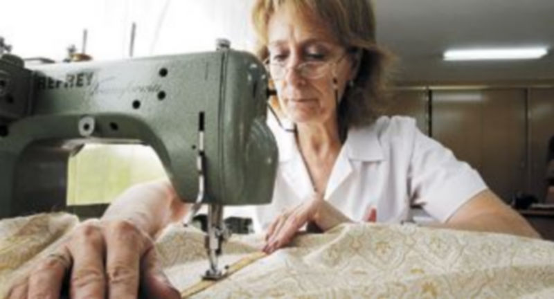 La costurera Rosario Collado confecciona en los talleres de Arte Granda la dalmática que el Pontífice vestirá en la catedral de La Almudena. / EFE