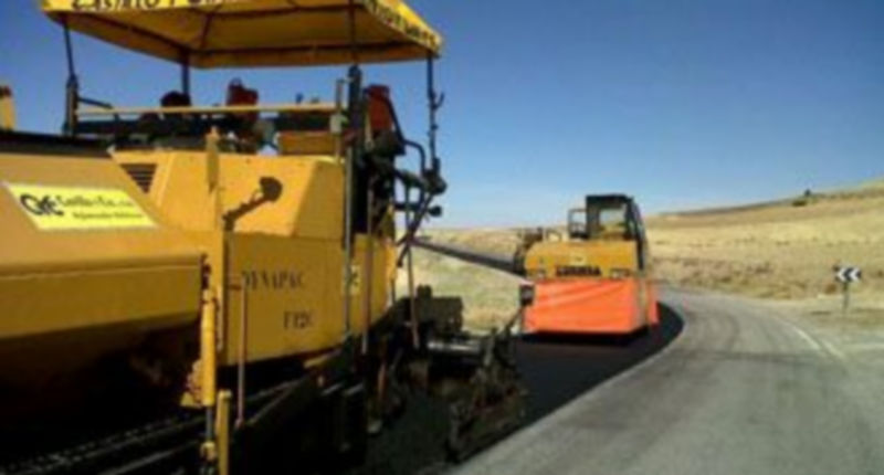 Imagen de varias máquinas trabajando en la mejora del firme de la carretera. / El Adelantado