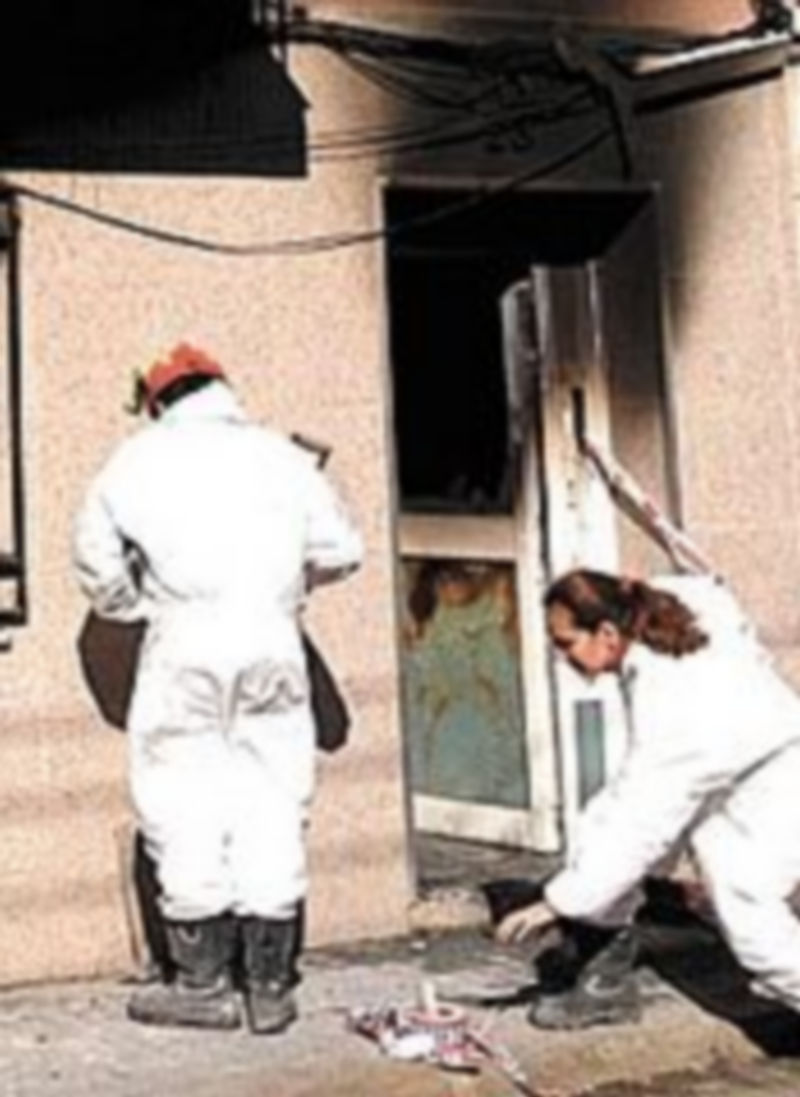 Dos agentes toman huellas.