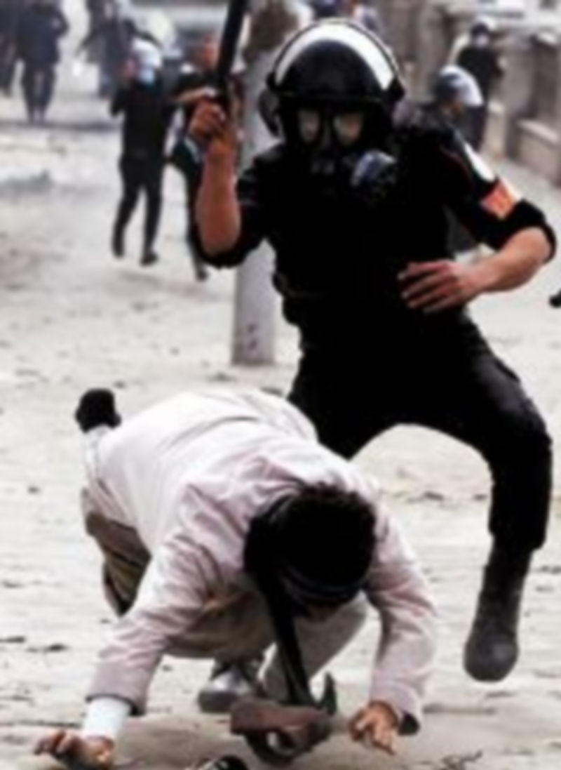 Policías cargan contra un manifestante en la cairota plaza de Tahrir