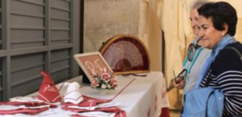 Algunas de las alumnas de pintura recorriendo la exposición en San Francisco. / Nuria Pascual