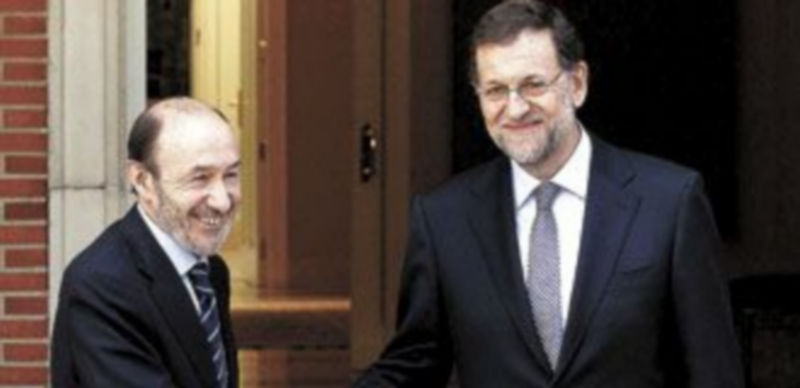 Rubalcaba saluda a Rajoy en el último encuentro que ambos mantuvieron en La Moncloa