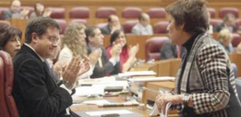 Unánime rechazo al copago de fármacos hospitalarios 1 Mercedes Martín recibe el aplauso del portavoz socialista