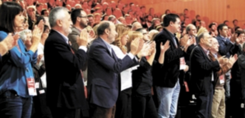 Los líderes socialistas aplauden una de las intervenciones en el pleno de la conferencia política del partido en Madrid. / Efe