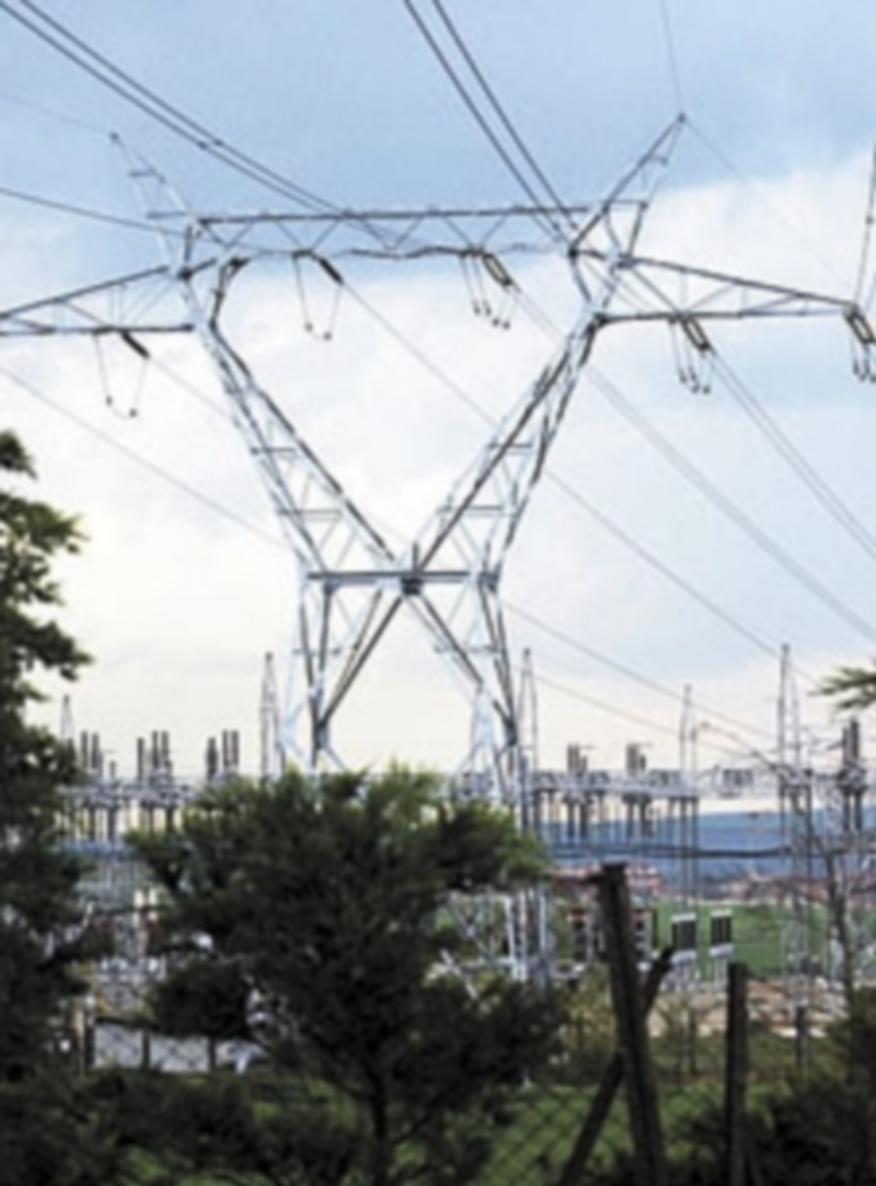 El sector eléctrico se apuntó ayer notables pérdidas en la primera sesión bursátil madrileña. / Efe