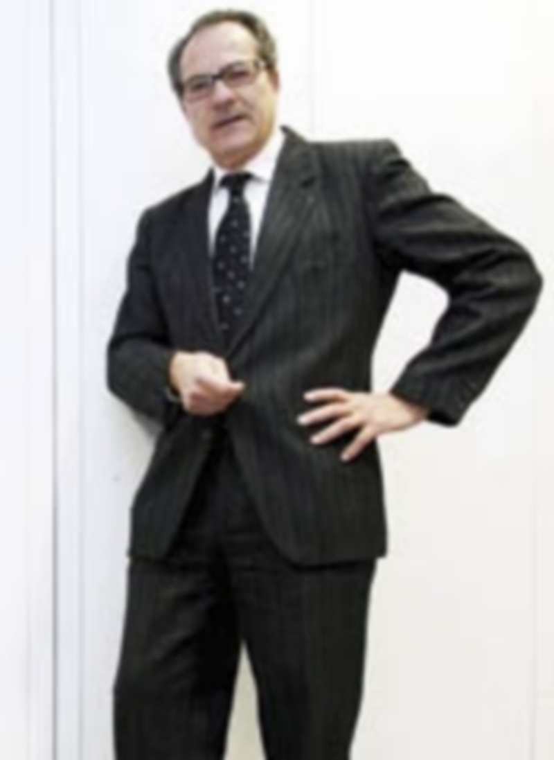 Manuel Martín Granizo posa en el Edificio Promecal de Valladolid