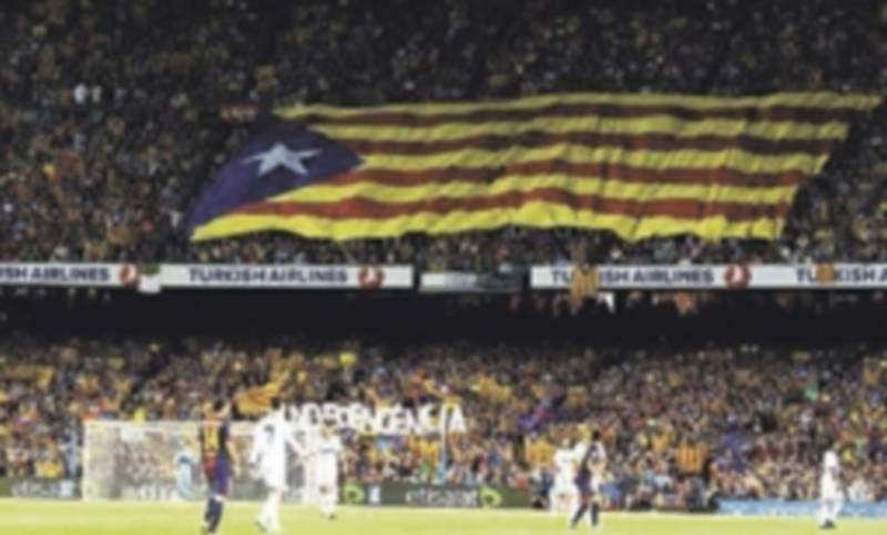 Exhibición multitudinaria de la ‘estelada’ en un partido de fútbol en el ‘Camp Nou’.