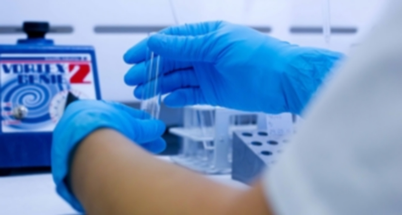 Una investigadora prepara una mezcla para desarrollar un análisis en un laboratorio. / Europa Press