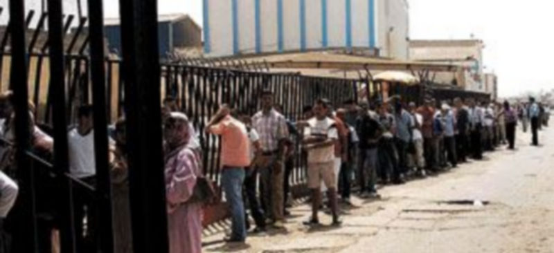 Cientos de marroquíes atraviesan cada día el paso de Beni-Enzar con destino a la Ciudad Autónoma de Melilla. / EFE