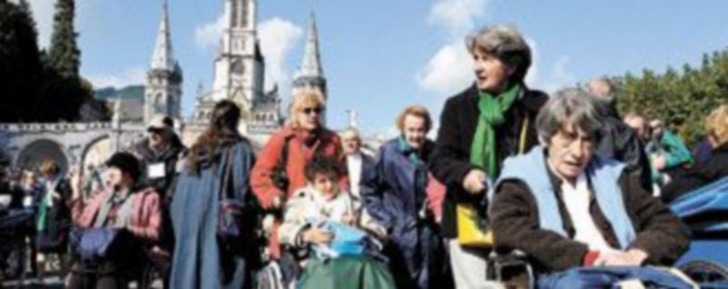 Fotografía de archivo de un grupo de devotos peregrinos en el santuario católico de los Pirineos franceses.. / EFE
