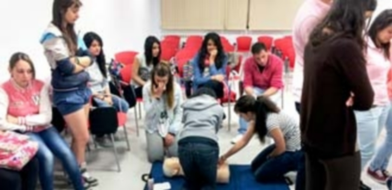 Imagen de uno de los talleres prácticos llevados a cabo por la Escuela de Socorrismo de Segovia. / Kamarero