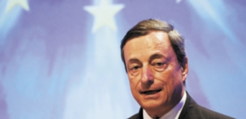 Mario Draghi afirma que el instituto emisor mantendrá los tipos bajos durante un período prolongado de tiempo. / Reuters