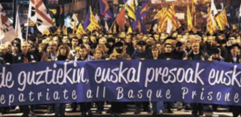 Miles de personas copan el centro de la capital bilbaina. / Reuters