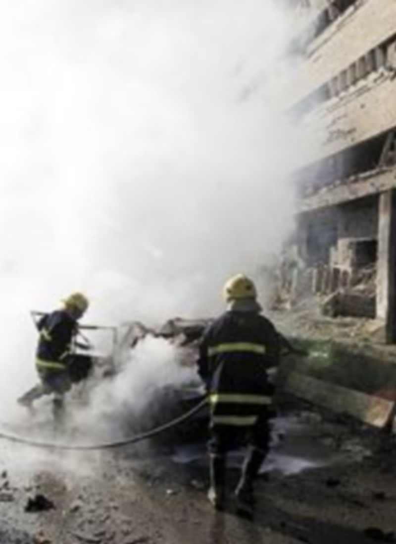 Los bomberos sofocan el fuego. / Reuters