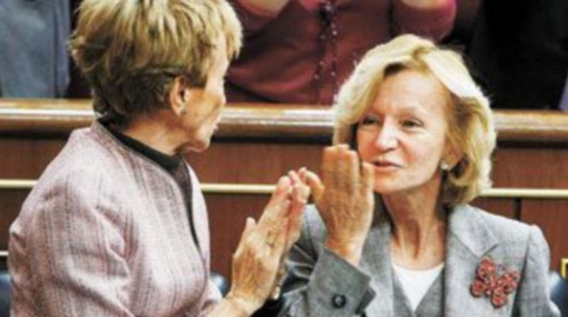 De la Vega apoyó en todo momento a Elena Salgado durante la alocución de esta última en el Congreso. / Efe