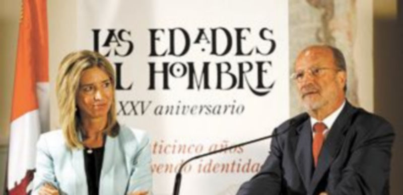 La consejera Alicia García escucha el discurso del alcalde de Valladolid