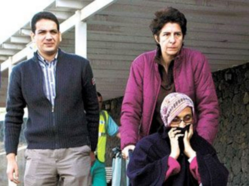 Dos voluntarios ayudan a Aminatu Haidar