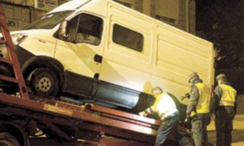 Agentes de la Benemérita inspeccionan la furgoneta en la que los terroristas transportaban los explosivos. / EFE