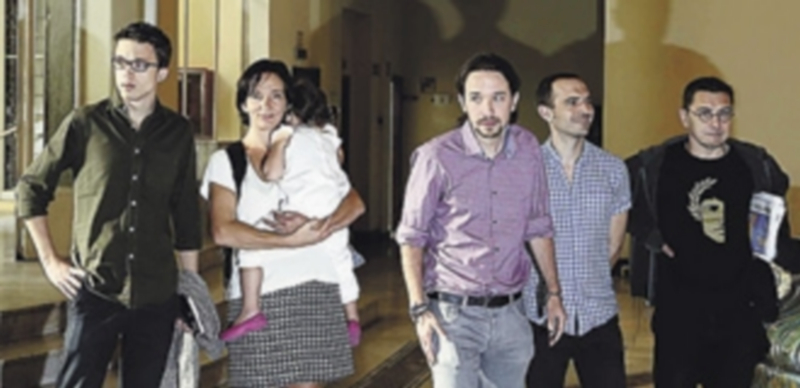 Pablos Iglesias (c) y varios integrantes del equipo promotor de la formación. / EFE