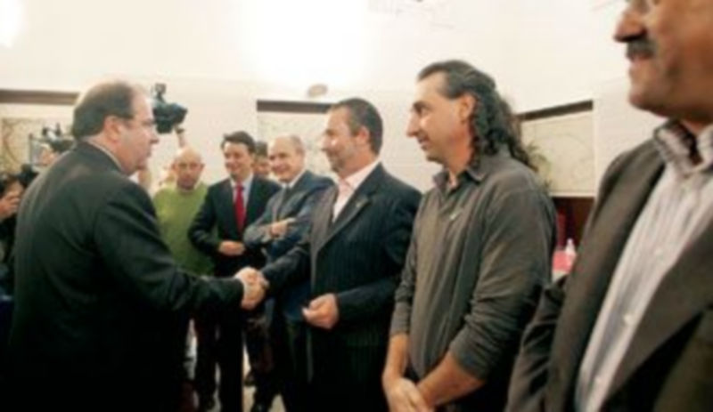 Juan Vicente Herrera (i) saluda a los representantes de las principales organizaciones profesionales agrarias antes de iniciar la reunión para analizar el sector. / ICAL