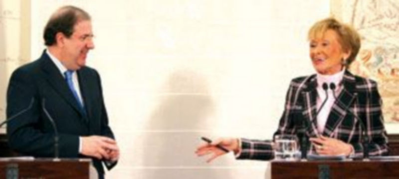 Juan Vicente Herrera sonríe a María Teresa Fernández de la Vega durante la rueda de prensa. /ICAL