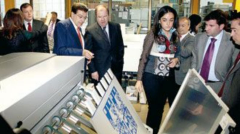 Herrera conversa con el presidente de la editorial Everest