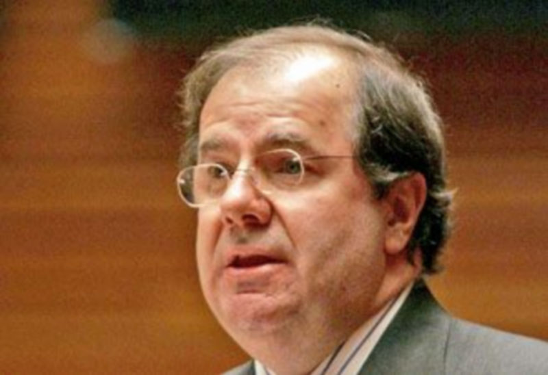 Herrera muestra un documento del PSOE durante su comparecencia en las Cortes.  / ICAL