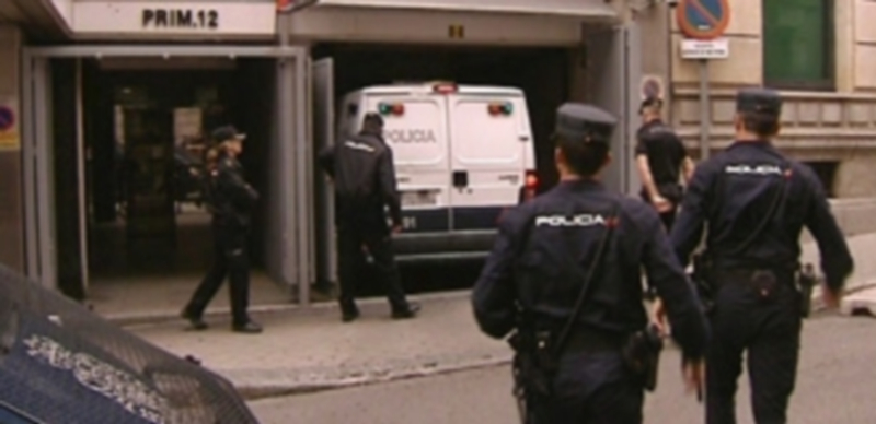 El furgón policial que trasladó al presunto jefe de la célula yihadista a la Audiencia Nacional. / EFE