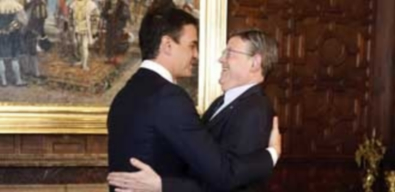 Pedro Sánchez abraza al líder del PSPV y presidente valenciano