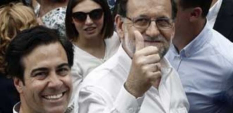Mariano Rajoy junto al presidente de la gestora del PPN Pablo Zalba (i) durante el paseo que realizaron en Tudela . / Efe