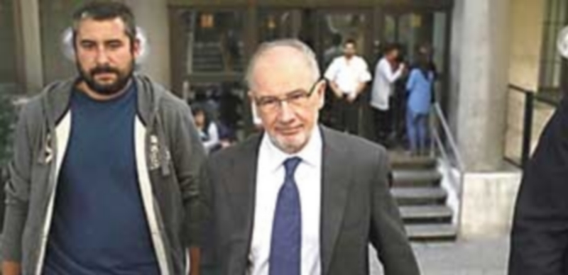 El juez deja en libertad a Rodrigo Rato pero le retira el pasaporte 1 Rodrigo Rato a su salida de los juzgados de Plaza Castilla de Madrid tras declarar durante más de tres horas. / J.B.