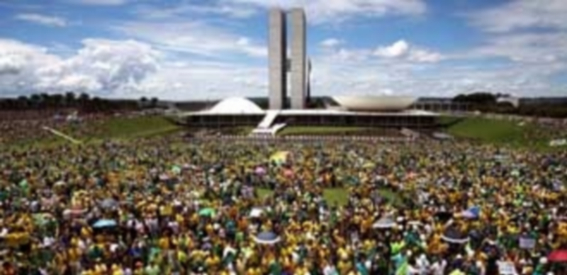 Unas 100.000 personas se reunieron frente al Congreso Nacional en Brasilia para manifestar su respaldo al juicio político que la oposición impulsa contra Rousseff. / EFE