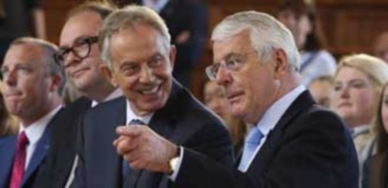 Los ex primer ministros Tony Blair (izq) y Sir John Major (dcha) participan en un evento a favor de la permanencia. / Efe