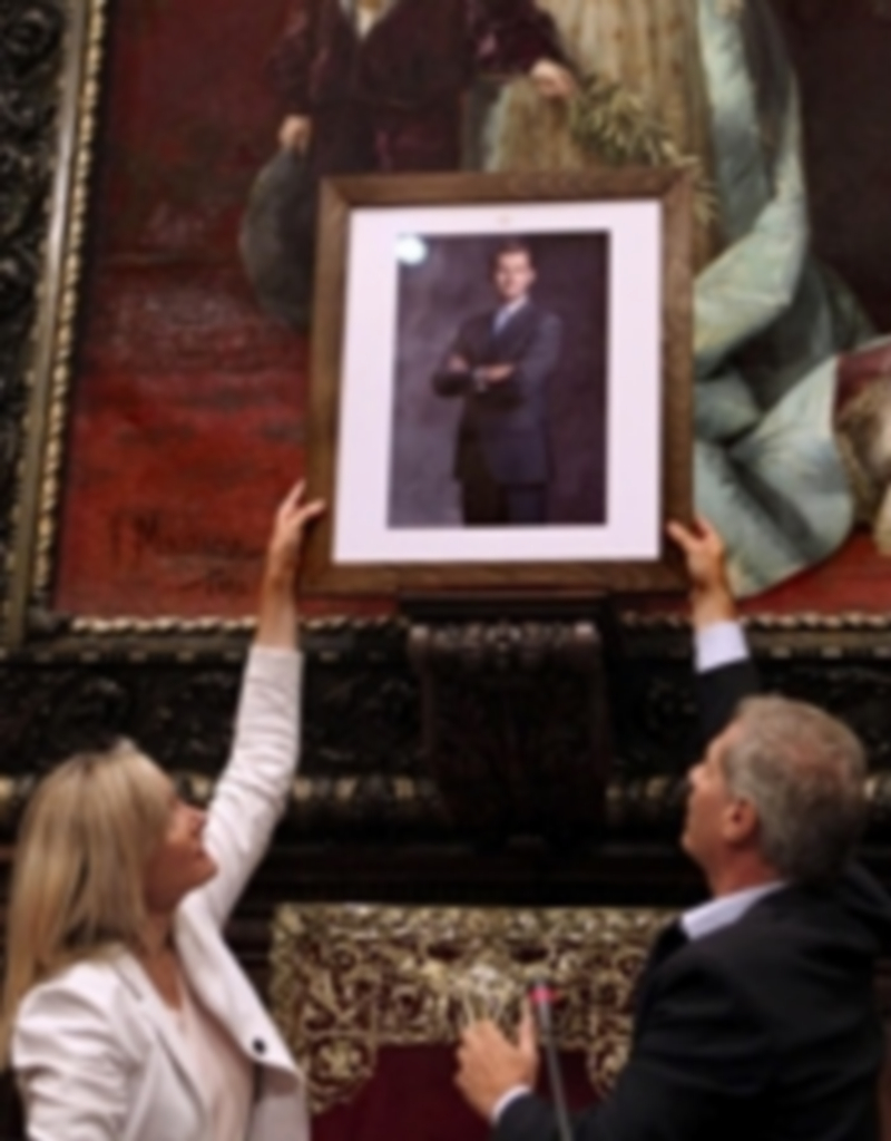 Dos concejales ‘populares’ colocan la fotografía en el salón de plenos. / EFE