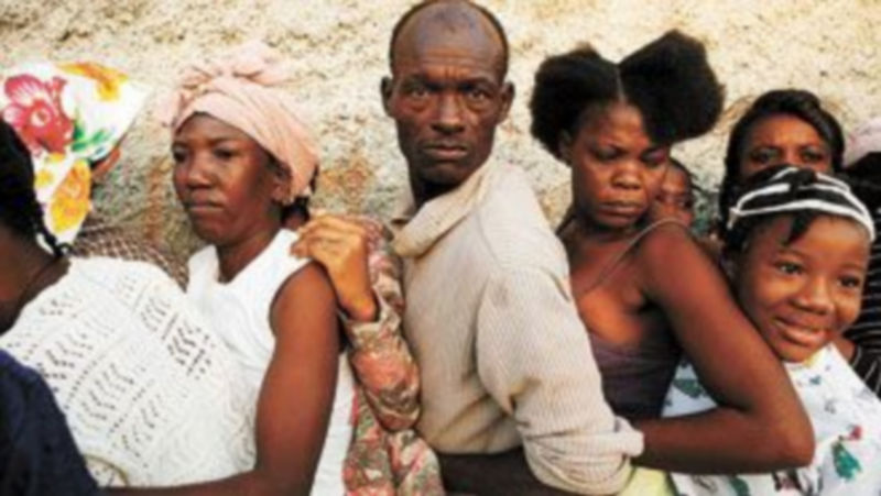 Varios haitianos hacen cola para recibir la ayuda humanitaria que reparten militares brasileños en el localidad de Cite Soleil. / Reuters