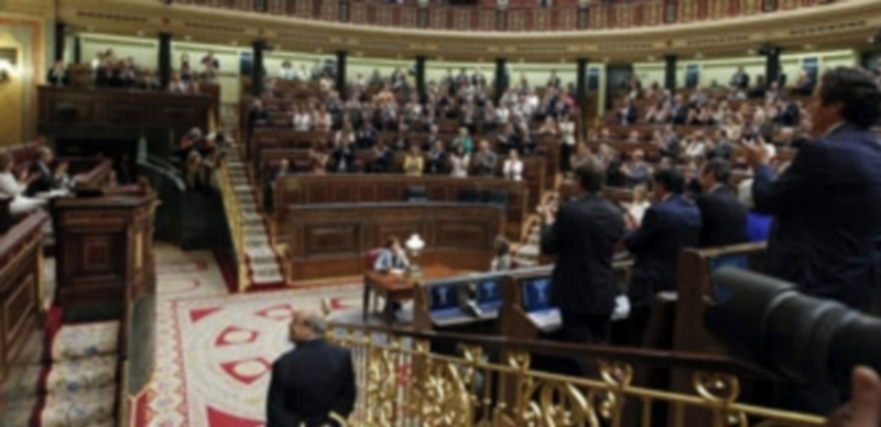 Los diputados de la Cámara en pie para despedir entre aplausos a Rubalcaba. / Efe
