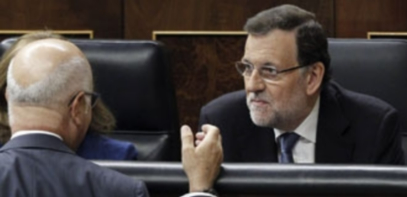 El presidente del Gobierno saluda a Josep Antoni Duran i Lleida en el Congreso de los Diputados. / Efe