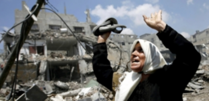 Una mujer palestina llora mientras huye de la zona destruida por los bombardeos del Ejército de Israel. / Efe