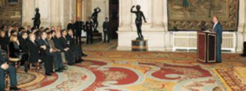 El Rey agradece la dedicación de los científicos al desarrollo de España durante la entrega de los Premios Nacionales de Investigación 2009. / Efe