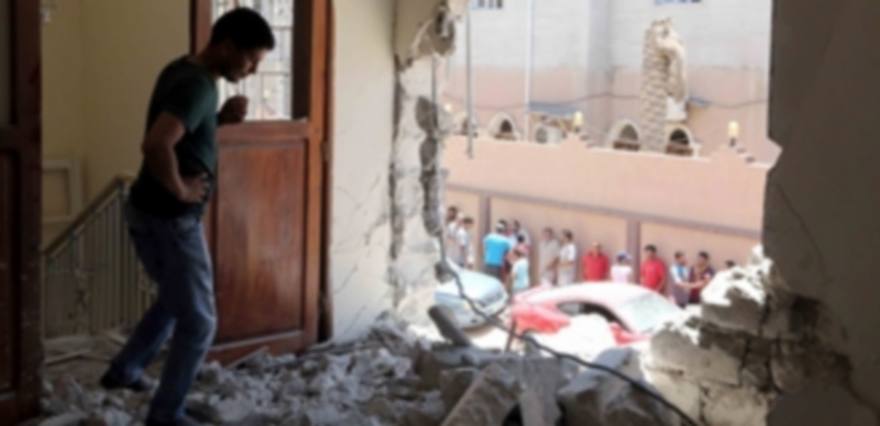 Revisan un edificio que resultó afectado tras el impacto de granadas. / Efe