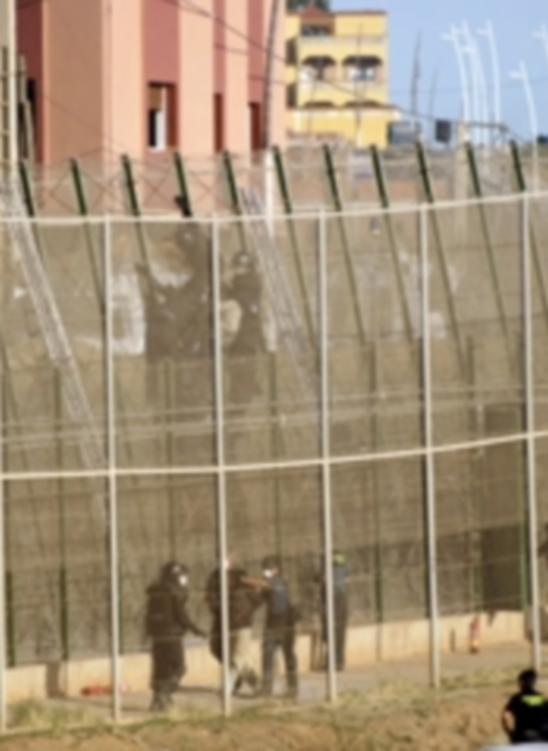 Agentes de la Guardia Civil actúan en torno a la malla antitrepa de Melilla. / Efe