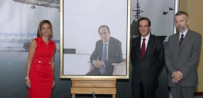 Carme Chacón y José Bono durante la presentación del retrato del segundo en el Ministerio de Defensa. / EP