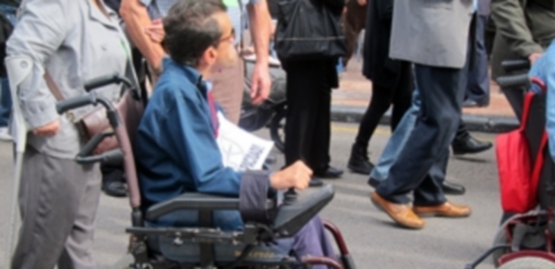 Un dependiente en silla de ruedas durante una manifestación en contra de los recortes de las ayudas a estas personas. / Europa Press