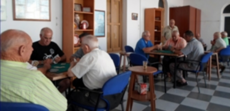 Varios jubilados juegan a las clásicas partidas de cartas en las instalaciones de un hogar del pensionista. / Europa Press