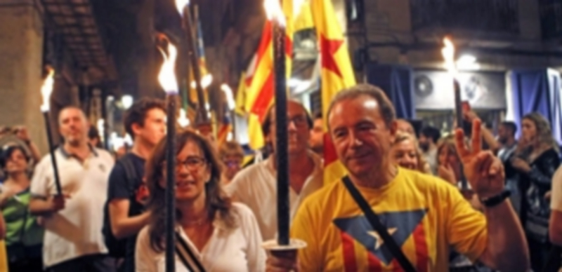 Simpatizantes de ERC recorrieron con antorchas las inmediaciones del Fossar de les Moreres