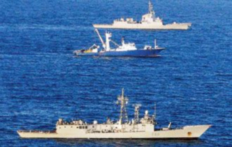 Dos fragatas de la Armada escoltan al ‘Alakrana’ inmediatamente después de su liberación. / Efe